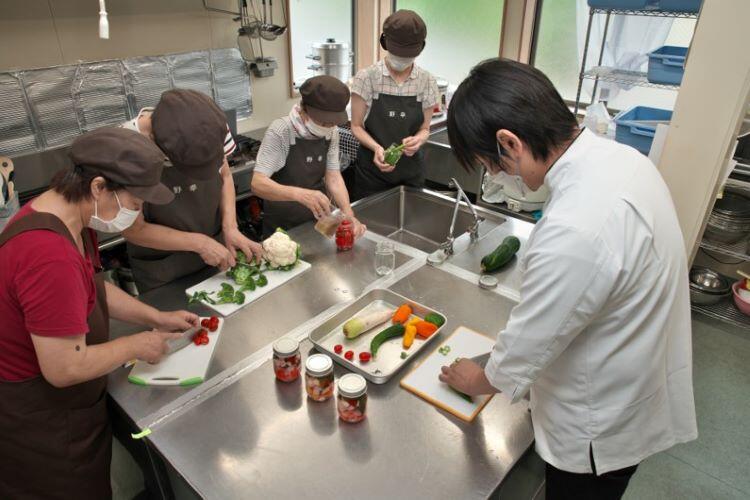 写真：オリジナル加工食品 調理指導風景