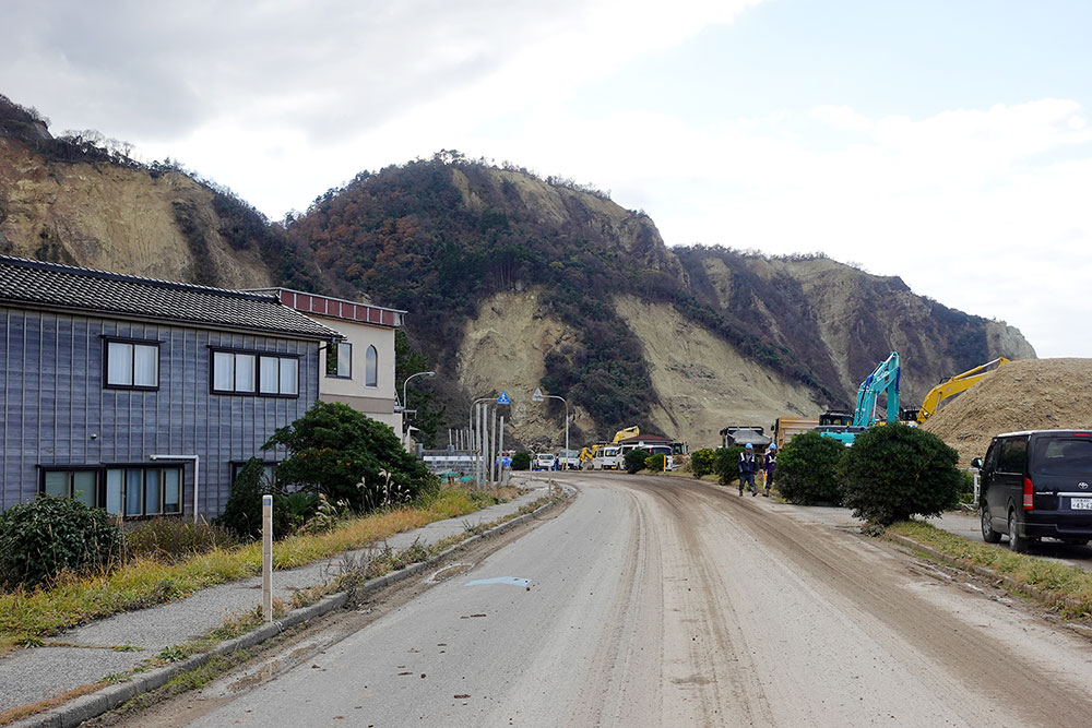 写真：珠洲市の土砂崩れの様子（2024年12月現在）